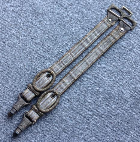 This Reich Army Dagger Hangers